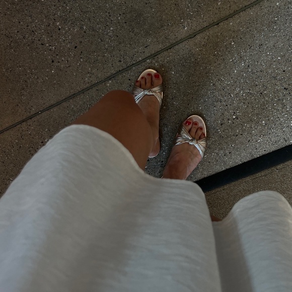 Reformation Peridot Mignon Knot Flat Sandal Gold/Silver Size 7 - Picture 5 of 13